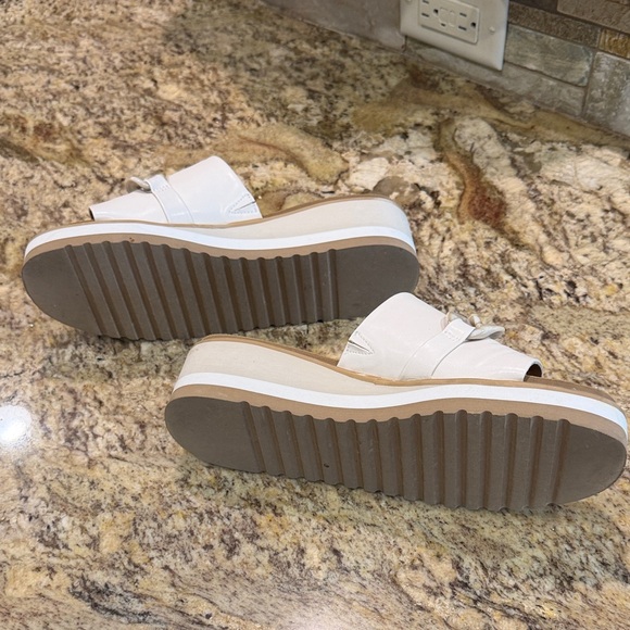 Yellow Box White and Tan Slide Sandals with Chain - Picture 3 of 4